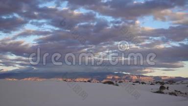 日落时分，在白沙国家纪念碑的沙丘上出现暴风云。 美国新墨西哥